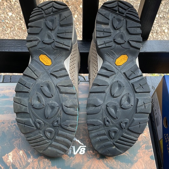 VASQUE HIKING BOOTS - Picture 4 of 11